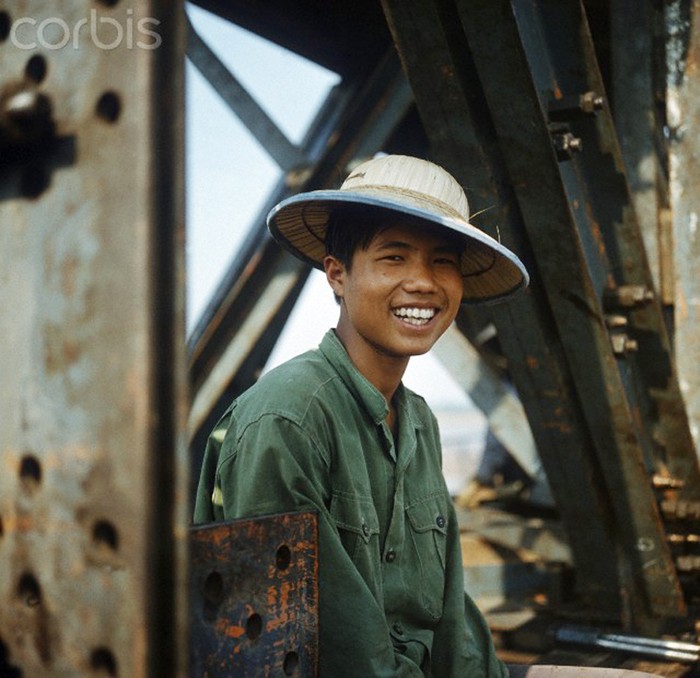 Hà Nội 1973 - công nhân sửa chữa cầu Long Biên. Ảnh: Werner Schulze/dpa/Corbis